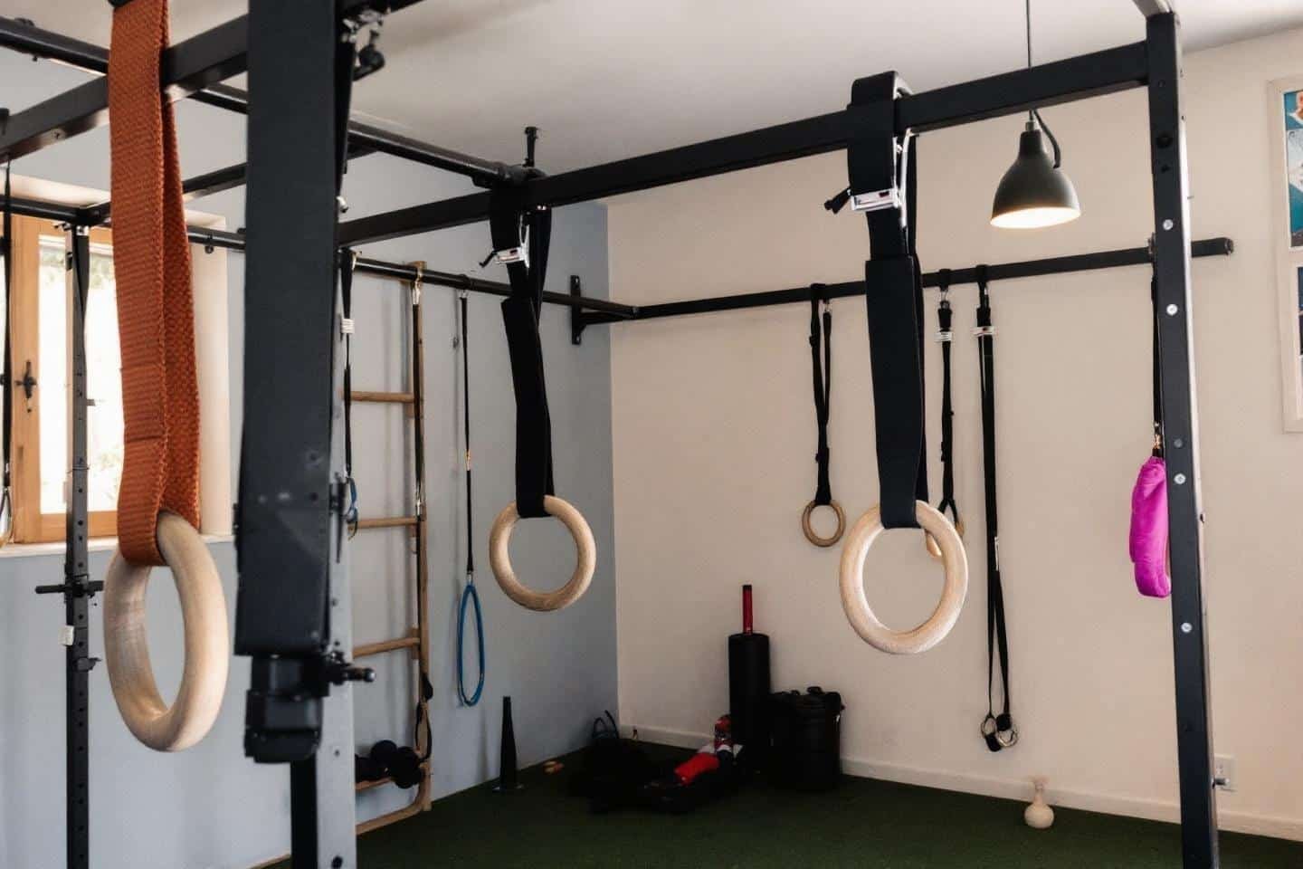 Anneaux gymnastique vs barre traction : comparatif complet