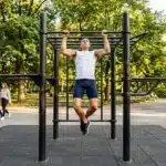 Homme musculation barre parallèle parc urbain