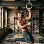 Athlète musclé s'entraînant aux anneaux de gym