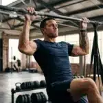 Homme musclé effectuant des tractions à la barre horizontale