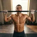 Homme musclé exécutant un exercice de traction à la barre