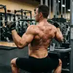 Homme musclé effectuant un exercice de tirage à la salle de sport