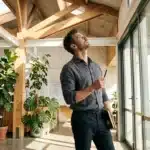 Homme en bureau moderne regardant vers le haut avec plans