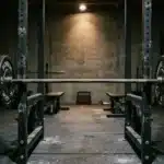 Barre d'haltères chargée de disques dans une salle de sport