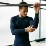 Homme en tenue de sport effectuant un exercice à la barre