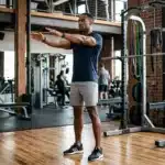 Homme effectuant un exercice de musculation en salle de fitness moderne