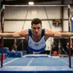 Athlète USA effectue figure aux anneaux en salle de gymnastique